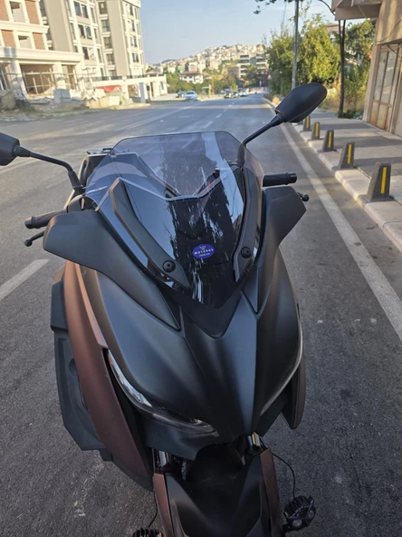 MOTOCAM Yamaha Xmax 250 Siperlik Ön Cam 2018-2022 Model 36cm Füme Renkli 4mm ORİJİNAL BOYLU - Resim 2