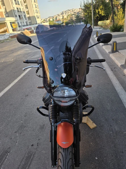 MOTOCAM Moto Guzzi V7 Stone Siperlik Ön Cam 2021-2023 Model 53cm Siyah Renkli 4mm APARATSIZDIR ürün görseli