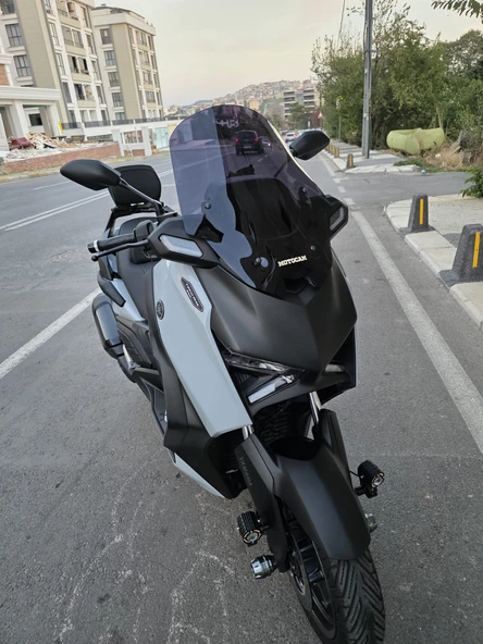 MOTOCAM Yamaha Xmax Techmax Siperlik Ön Cam 2025 Model 52cm Siyah Renkli 4mm Asansörlü - Resim 2