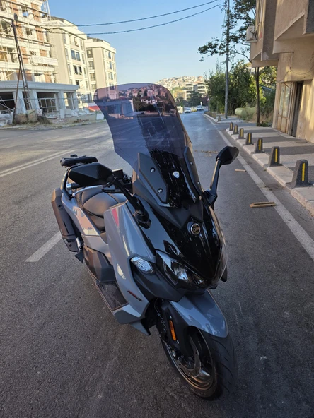 MOTOCAM Sym Maxsym TL 508 Siperlik Ön Cam 2022-2025 Model 65cm Siyah Renkli 4mm - 2