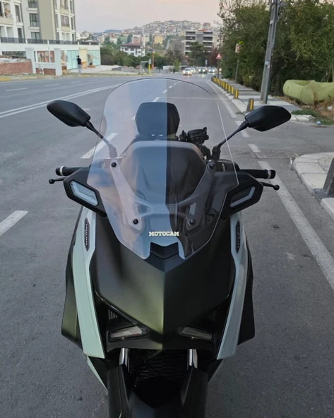MOTOCAM Yamaha Xmax Techmax Siperlik Ön Cam 2025 Model 52cm Şeffaf Renkli 4mm Asansörlü ürün görseli
