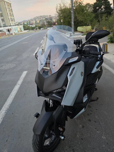 MOTOCAM Yamaha Xmax Techmax Siperlik Ön Cam 2025 Model 52cm Şeffaf Renkli 4mm Asansörlü - Resim 3
