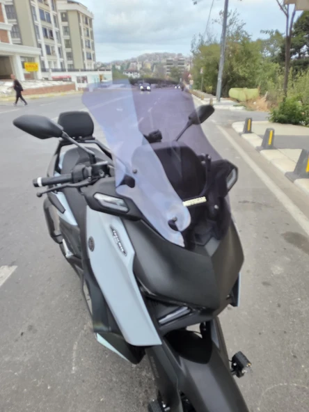 MOTOCAM Yamaha Xmax Techmax Siperlik Ön Cam 2025 Model 63cm Füme Renkli 4mm Asansörlü - Resim 2