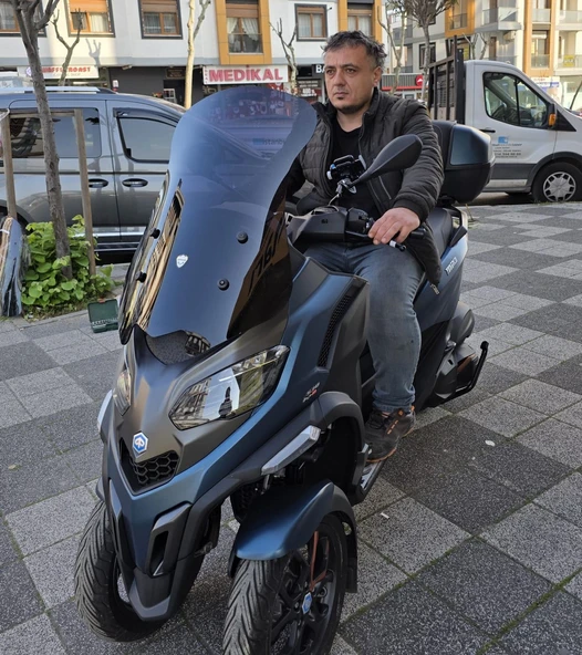 MOTOCAM Piaggio MP3 530 Siperlik Ön Cam 2023-2025 Model 72cm Siyah Renkli 4mm UZUN CAM - Resim 3