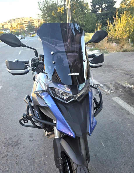 MOTOCAM Qj SRT 550 Siperlik Ön Cam 2022-2025 Model 54cm Siyah Renkli 4mm - Resim 2