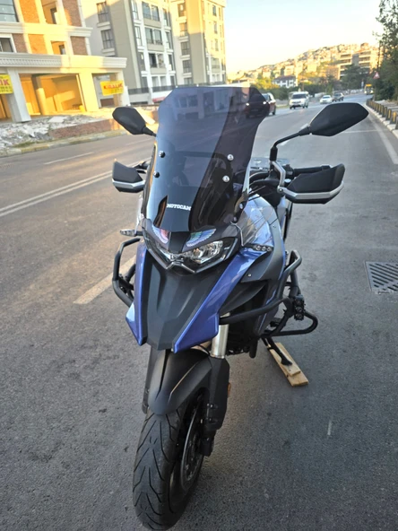 MOTOCAM Qj SRT 550 Siperlik Ön Cam 2022-2025 Model 54cm Siyah Renkli 4mm - Resim 3