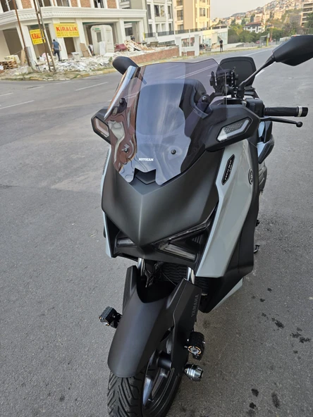 MOTOCAM Yamaha Xmax Techmax Siperlik Ön Cam 2025 Model 39cm Füme Renkli 4mm Asansörlü - Resim 3