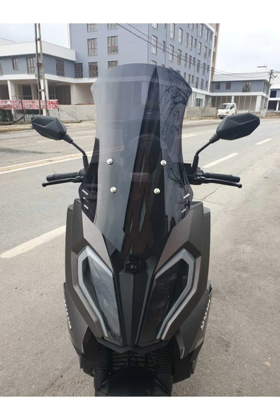 MOTOCAM Yuki Defender Siperlik Ön Cam 2023-2025 Model 63cm Siyah Renkli 4mm ürün görseli