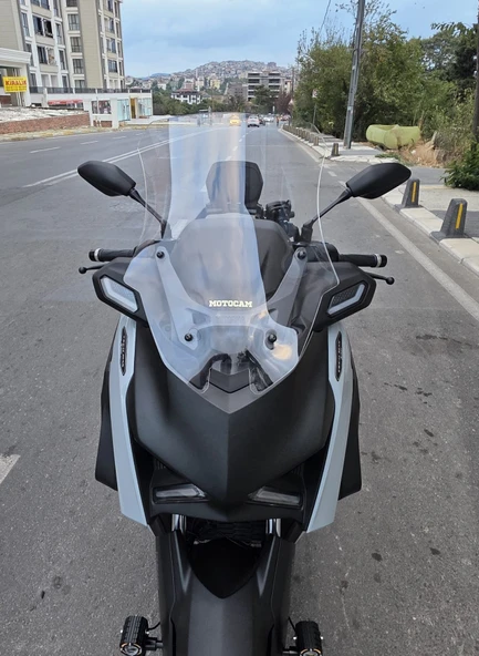MOTOCAM Yamaha Xmax Techmax Siperlik Ön Cam 2025 Model 63cm Şeffaf Renkli 4mm Asansörlü ürün görseli