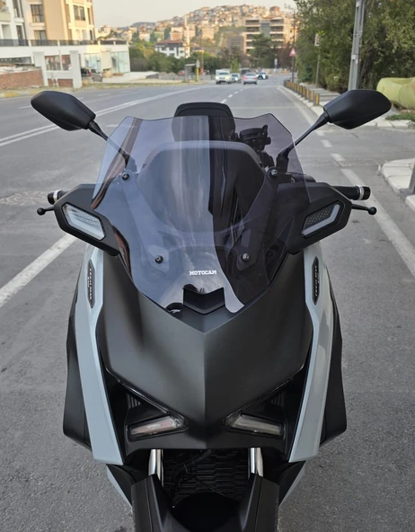 MOTOCAM Yamaha Xmax Techmax Siperlik Ön Cam 2025 Model 39cm Füme Renkli 4mm Asansörlü ürün görseli