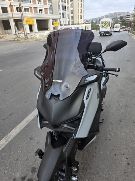 MOTOCAM Yamaha Xmax Techmax Siperlik Ön Cam 2025 Model 63cm Siyah Renkli 4mm Asansörlü - Resim 3