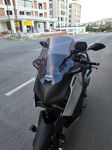 MOTOCAM Yamaha Xmax Techmax Siperlik Ön Cam 2025 Model 52cm Füme Renkli 4mm Asansörlü - Resim 3