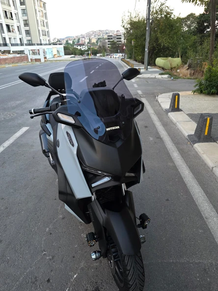 MOTOCAM Yamaha Xmax Techmax Siperlik Ön Cam 2025 Model 52cm Füme Renkli 4mm Asansörlü - Resim 2