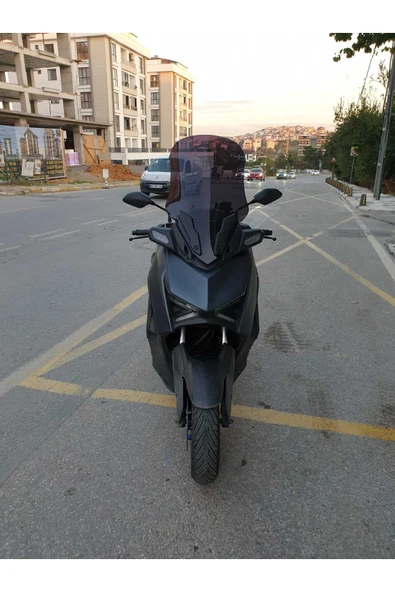 MOTOCAM Yamaha Xmax 250 Siperlik Ön Cam 2023-2025 Model 65cm Füme Renkli 4mm ORTA BOYLU CAM ürün görseli