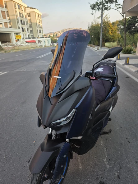 MOTOCAM Yamaha Xmax 250 Siperlik Ön Cam 2018-2022 Model 65cm Siyah Renkli 4mm  UZUN CAM - Resim 3