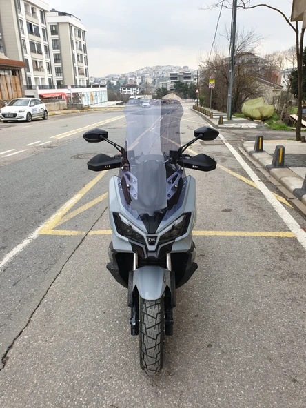 MOTOCAM SYM ADX 300 Siperlik Ön Cam 2024-2025 Model 65cm Füme Renkli 4mm ORTA BOYLU CAM ürün görseli