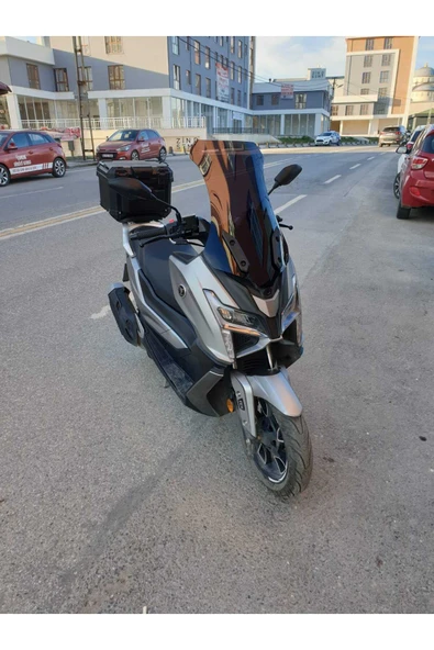 MOTOCAM Voge SR1 Siperlik Ön Cam 2023-2025 Model 62cm Siyah Renkli 4mm ORTA BOYLU CAM - Resim 3