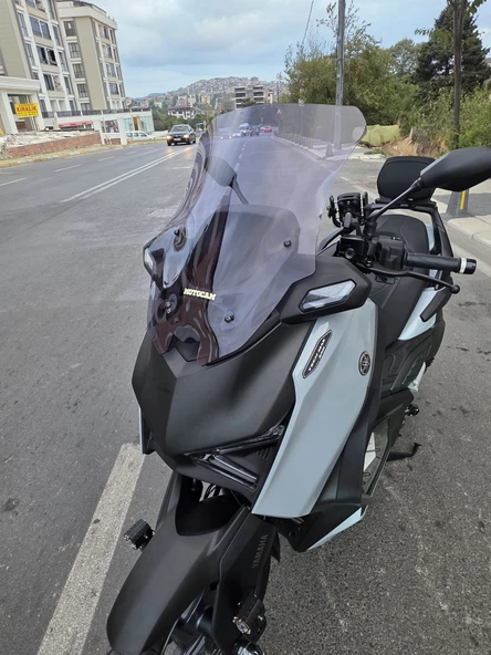MOTOCAM Yamaha Xmax Techmax Siperlik Ön Cam 2025 Model 63cm Füme Renkli 4mm Asansörlü - 3