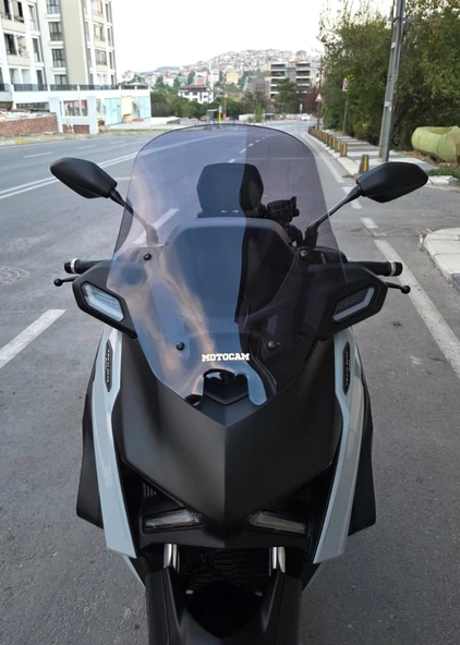 MOTOCAM Yamaha Xmax Techmax Siperlik Ön Cam 2025 Model 52cm Füme Renkli 4mm Asansörlü ürün görseli