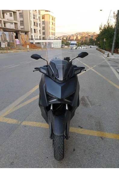 MOTOCAM Yamaha Xmax 250 Siperlik Ön Cam 2023-2025 Model 65cm Siyah Renkli 4mm ORTA BOYLU CAM ürün görseli