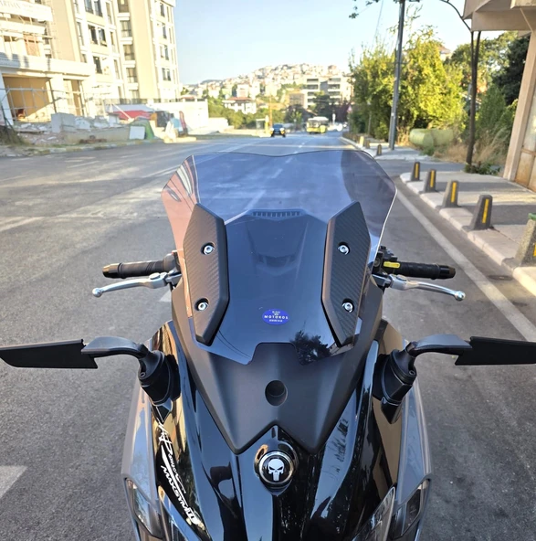 MOTOCAM Sym Maxsym TL 508 Siperlik Ön Cam 2022-2025 Model 41cm Füme Renkli 4mm SPORTİF ürün görseli