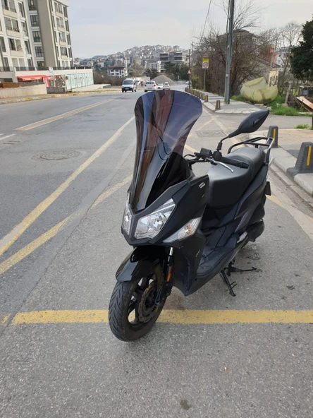 MOTOCAM SYM JET 14 200 Siperlik Ön Cam 2017-2025 Model 74cm Siyah Renkli 4mm UZUN CAM - Resim 3