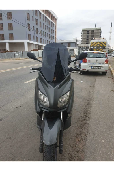 MOTOCAM Yamaha Xmax 250 Siperlik Ön Cam 2011-2013 Model 55cm Siyah Renkli 4mm KISA SPOR CAM ürün görseli