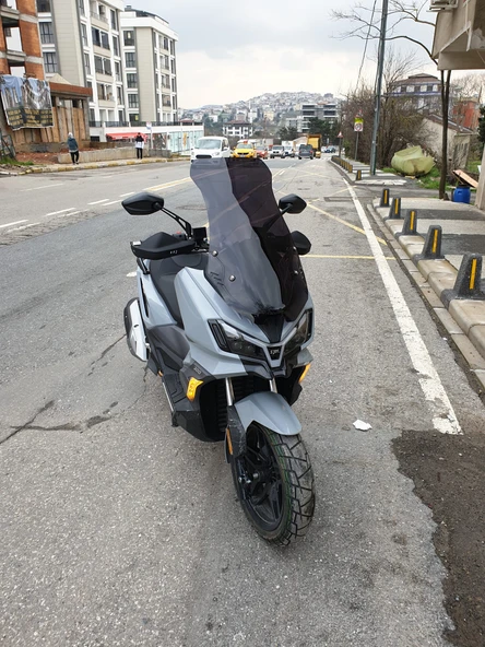 MOTOCAM SYM ADX 300 Siperlik Ön Cam 2024-2025 Model 65cm Siyah Renkli 4mm ORTA BOYLU CAM - Resim 2