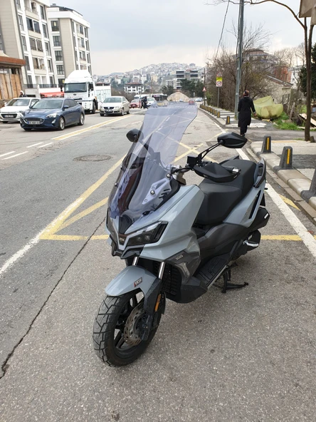 MOTOCAM SYM ADX 300 Siperlik Ön Cam 2024-2025 Model 75cm Füme Renkli 4mm UZUN CAM - Resim 3