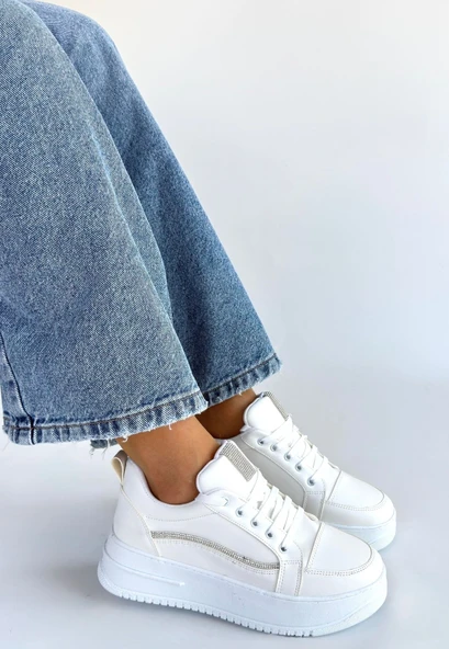 Natte Beyaz Cilt Bağcıklı Spor Ayakkabı ürün görseli