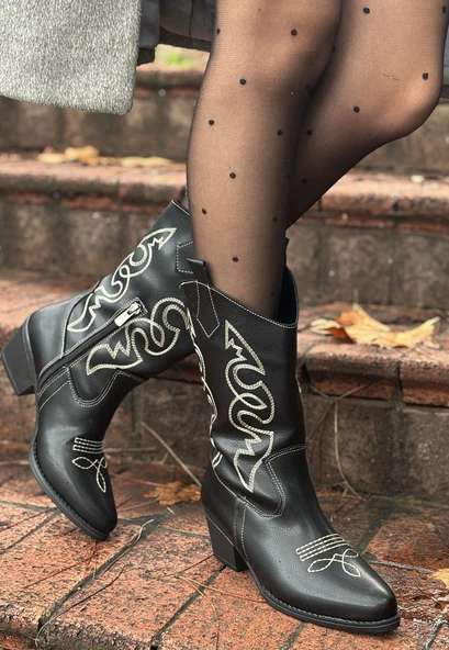 Emaly Siyah Cilt Beyaz İşlemeli Topuklu Çizme ürün görseli