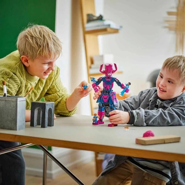 Nessiworld LEGO Marvel Fantastik Dörtlü, Galactus Yapım Figürüne Karşı 76316 - Resim 2