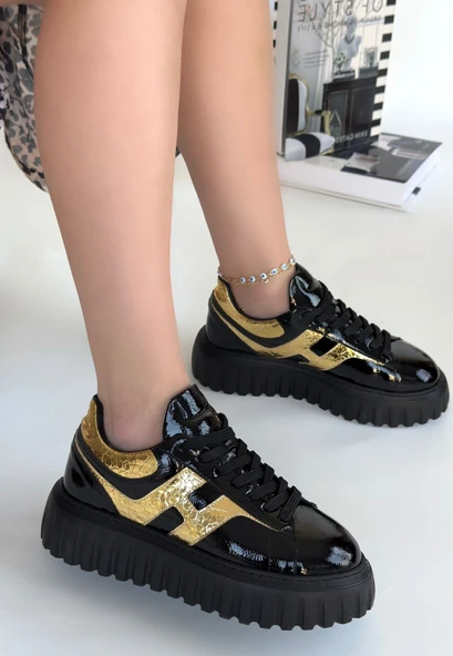 Gesti Siyah Rugan Altın Detaylı Bağcıklı Spor Ayakkabı ürün görseli