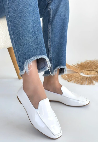 Betra Beyaz Rugan Babet Ayakkabı ürün görseli