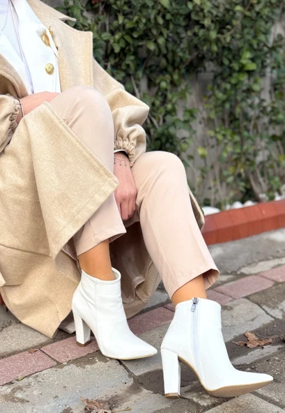 Loora Beyaz Rugan Desenli Topuklu Bot ürün görseli