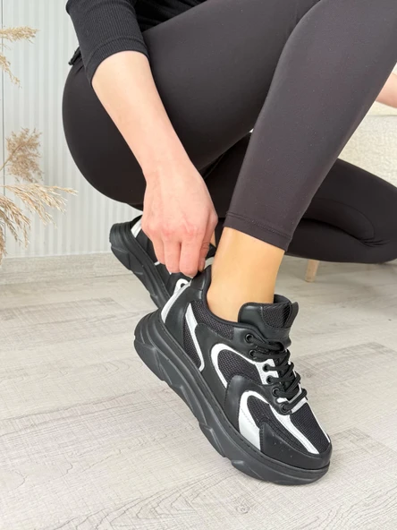BİÇOMİ Cata Siyah Cilt Beyaz Detaylı Spor Ayakkabı ürün görseli