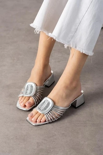 BİÇOMİ Anca Gümüş Rugan Topuklu Terlik ürün görseli