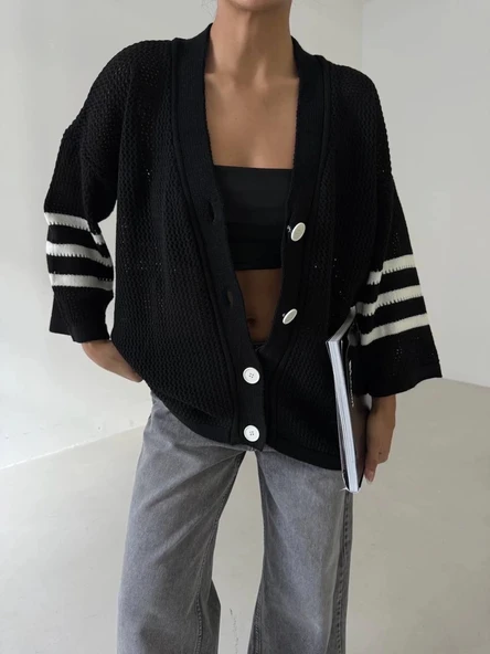 BİÇOMİ Büyük düğmeli salaş triko hırka siyahbeyaz ürün görseli