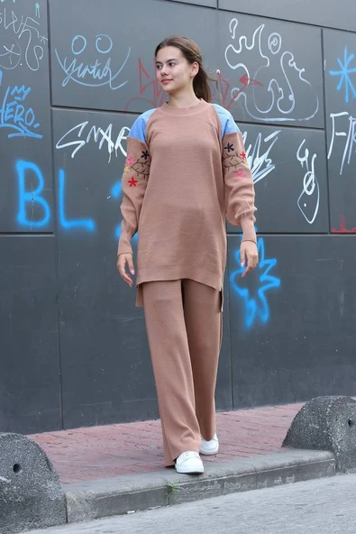 BİÇOMİ Omuz detaylı kol nakışlı ikili alt üst triko takım vizon - Resim 4