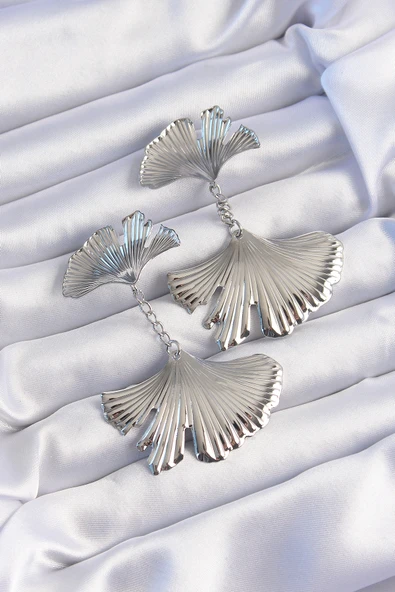 Pirinç Gümüş Renk Tırtıklı Yaprak Model Sallantılı Küpe ürün görseli 1