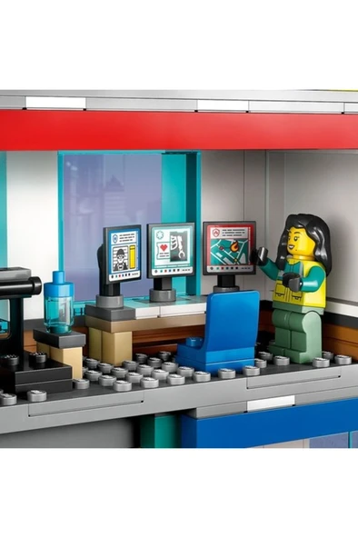 LEGO City Acil Durum Araçları Merkezi 60371 - 6 Yaş ve Üzeri Çocuklar için Yapım Seti (706 Parça) - 3