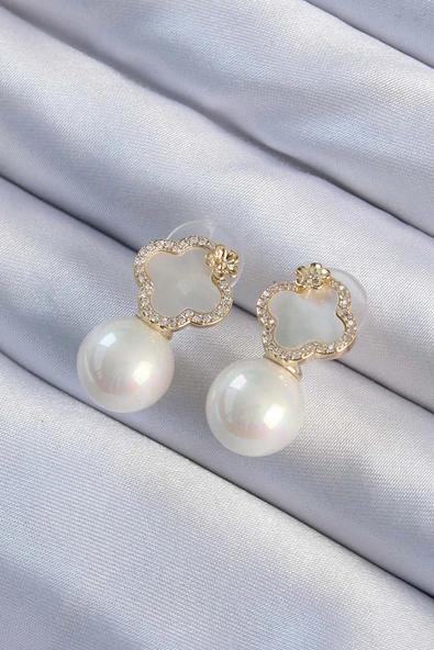 Pirinç Altın Renk Zirkon Taşlı Minimal Çiçek Tasarımlı Kadın Küpe ürün görseli 1