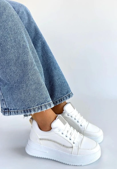 Natte Beyaz Cilt Bağcıklı Spor Ayakkabı ürün görseli 1