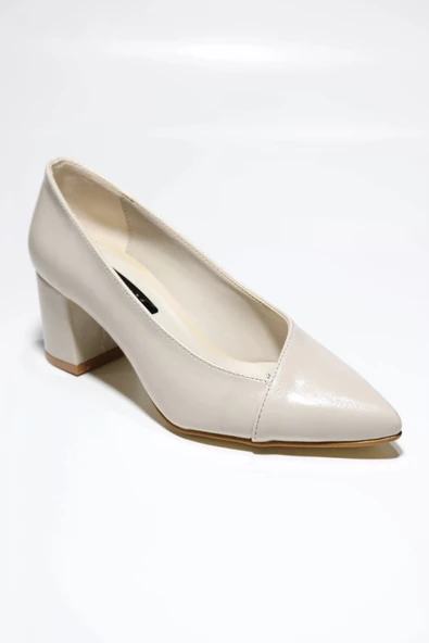 Krem Rengi Sivri Burun Kalın Topuklu Ayakkabı ürün görseli