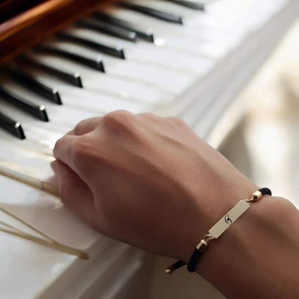 Harfe Özel 14 Ayar Altın Plakalı Dikdörtgen Motifli Siyah Örgü İpli Hediye Bileklik-317 ürün görseli