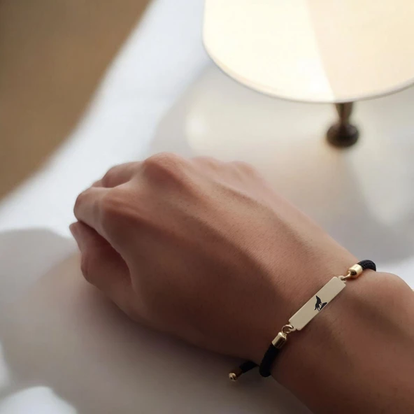 Sembole Özel Siyah Örgü İpli 14 Ayar Altın Plakalı Dikdörtgen Motifli Hediye Bileklik-317 ürün görseli