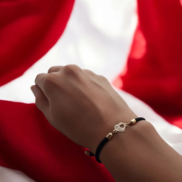 İsme Özel Kalp Figürlü Siyah İpek Örgülü 14 Ayar Altın Plakalı Hediye Bileklik-322 ürün görseli