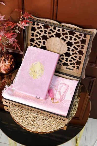 Hediyelik Kuran Seti Rahleli Ahşap Kuran Standı Kadife Kuran İnci Tesbih Seccade Seti ürün görseli