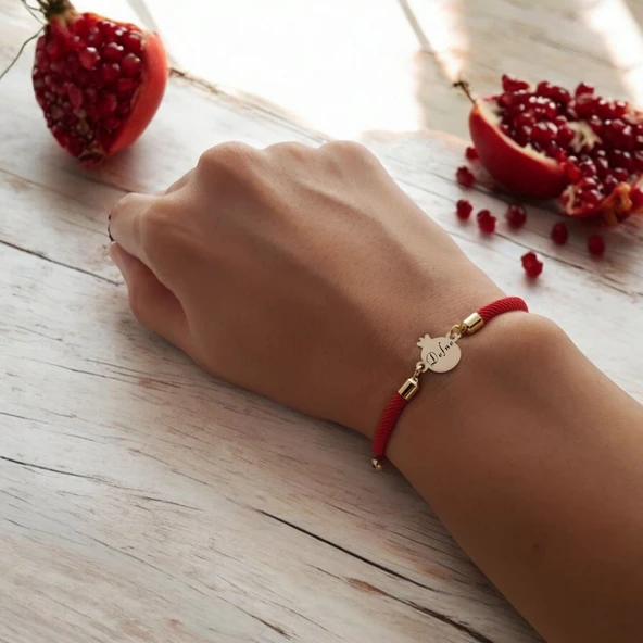 İsme Özel Nar Motifli Kırmızı Örgü İpli 14 Ayar Altın Plakalı Hediye Bileklik-323 ürün görseli