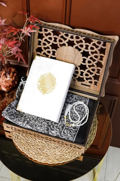 Hediyelik Kuran Seti Rahleli Ahşap Kuran Standı Kadife Kuran İnci Tesbih Seccade Seti ürün görseli